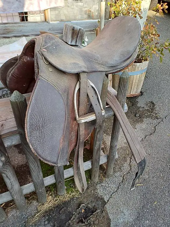 1 Pferdesattel nur noch für Holzpferd