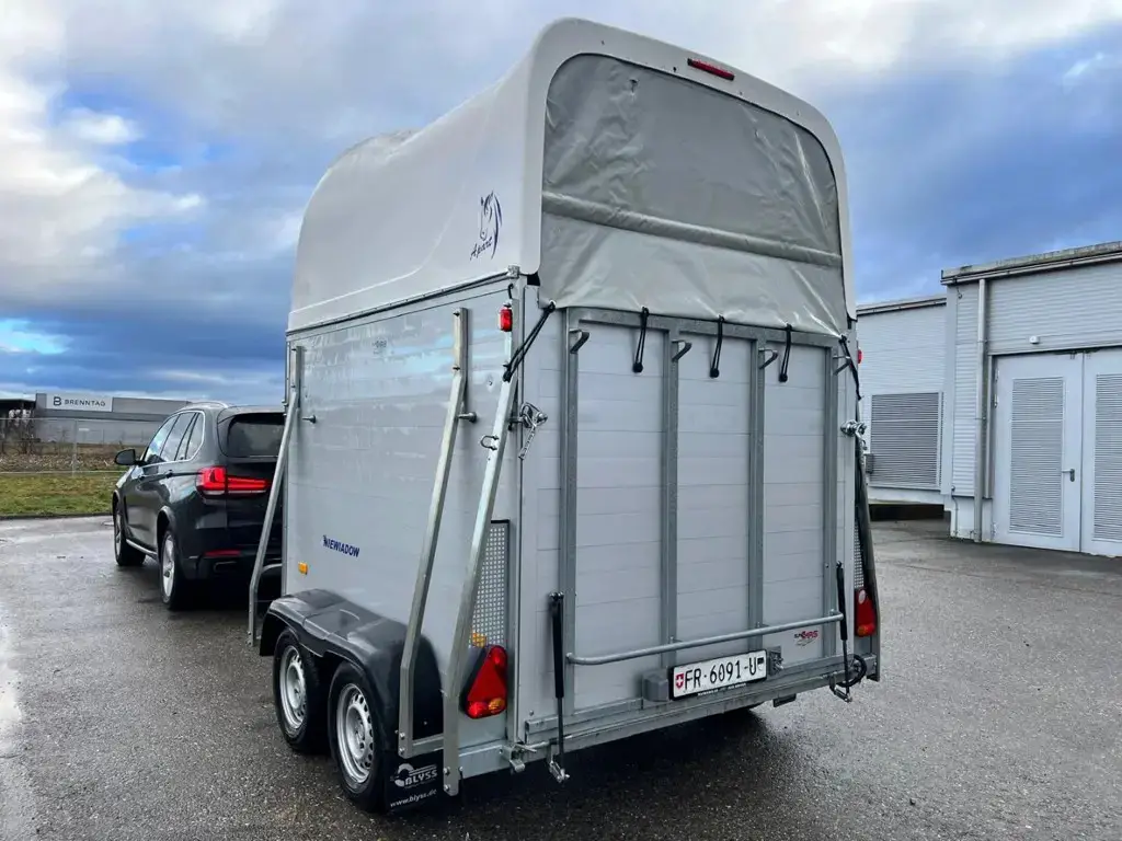 Pferdetransportanhänger Niewiadow