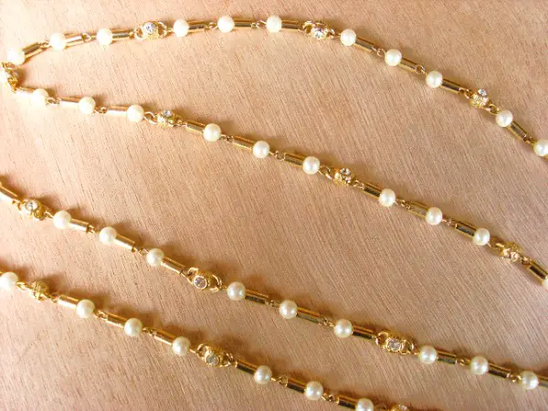 Collier sautoir en maillons dorés et petites perles