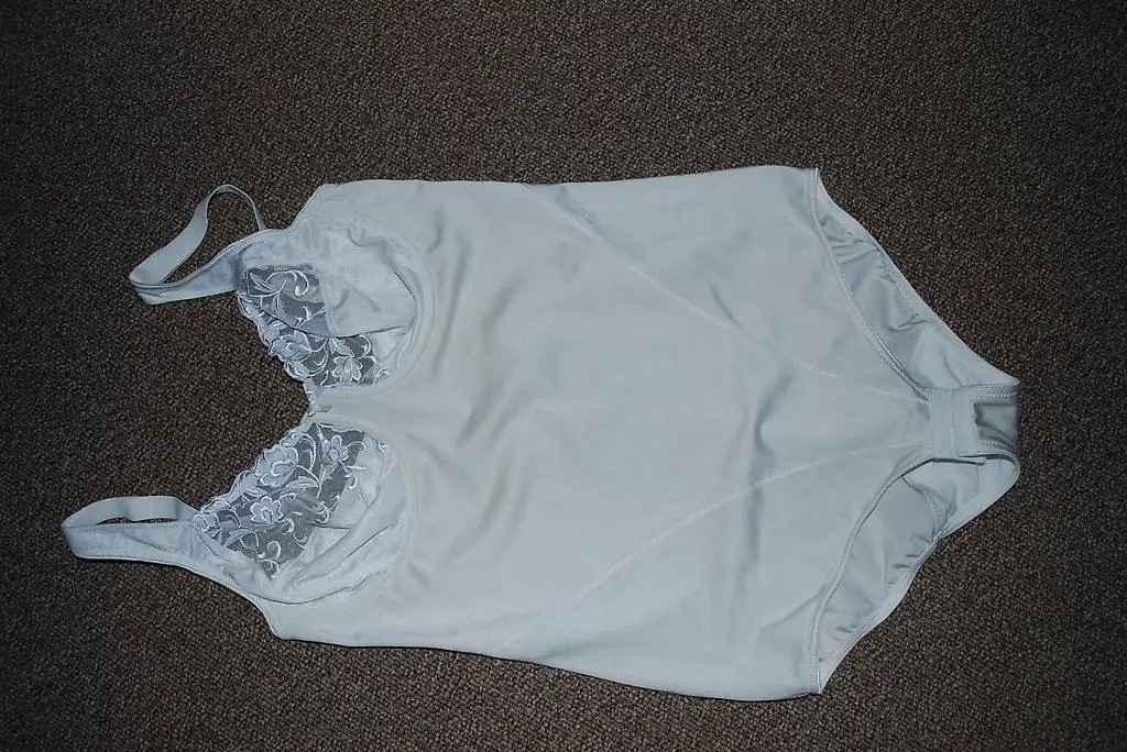 Weisser Felina Body / Korsette in Gr. 90B