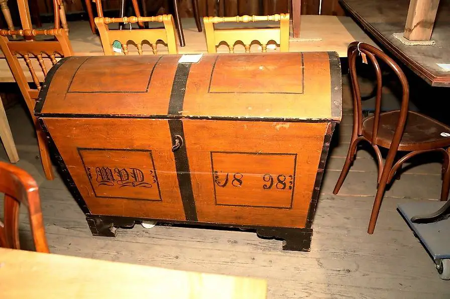 Truhe beschrifter 1890 gewölbter Deckel Knechtentruhe Tanne