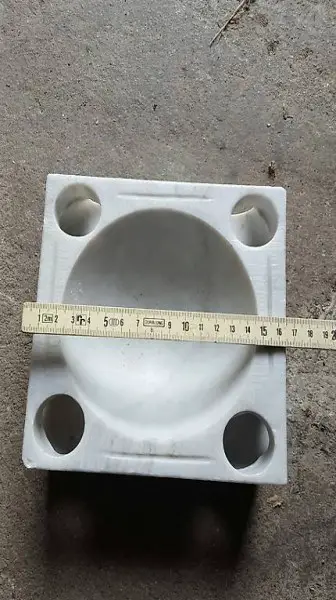 Oggetto in marmo bianco