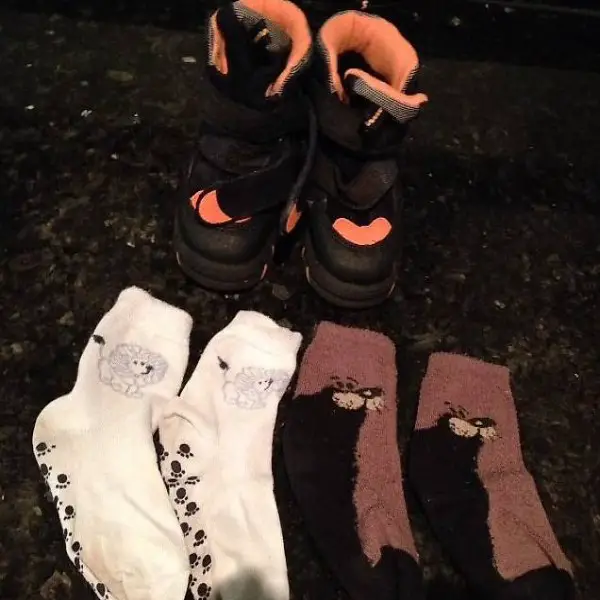 Leder- Kinderstiefel Gr. 22 mit 2 Paar Socken (gratis)