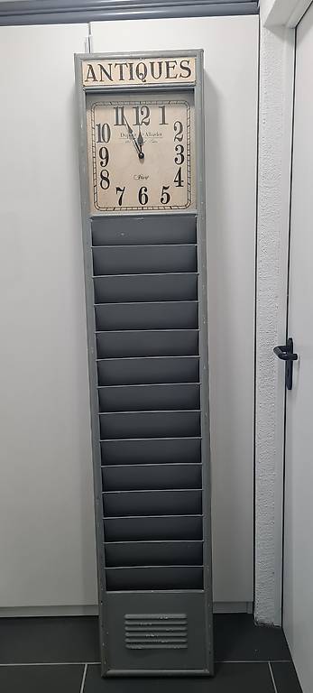 Zeitungsständer mit Uhr grau