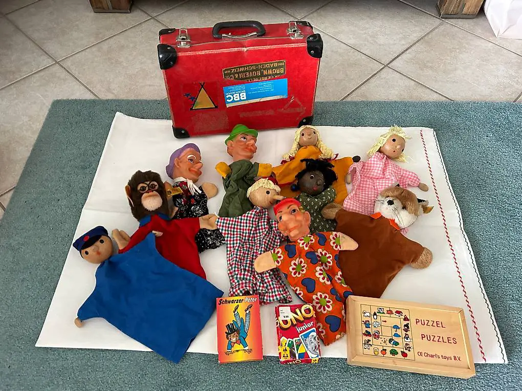 10 Kasperlitheater-Figuren und 3 Kartenspiele im Koffer