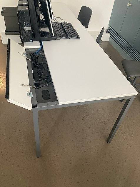 Stabile Bürotische - Ideal für Klassenzimmer und Büros