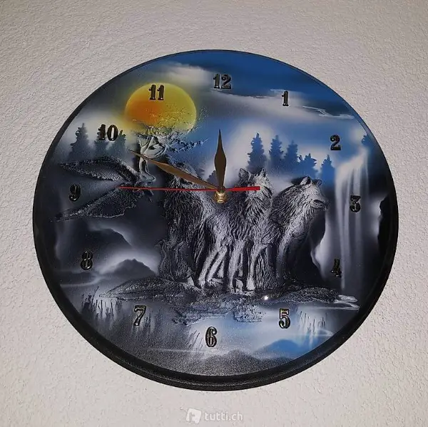 Wanduhr mit Wolfmotiv, Handarbeit