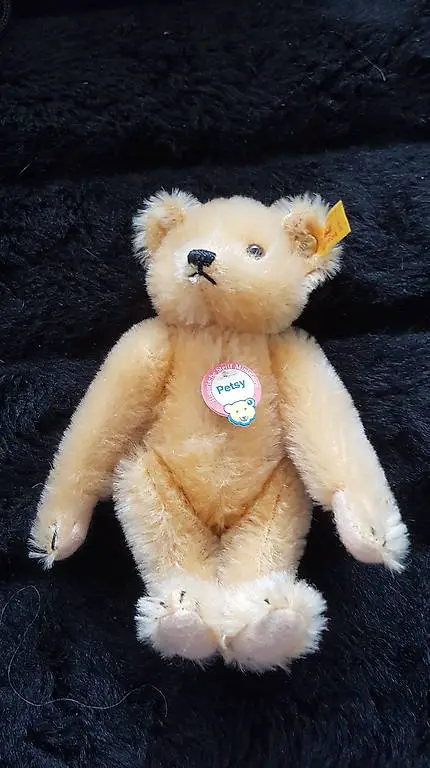 Steiff Bär PETSI. 16 cm. Orig. Fahne u. Schild