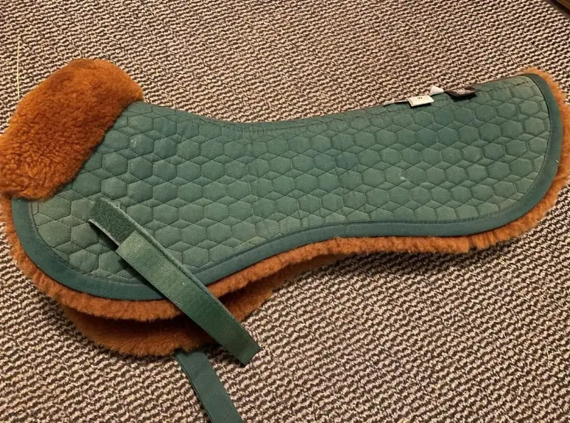 Mattes Sattelkissen mit Lammfell VS