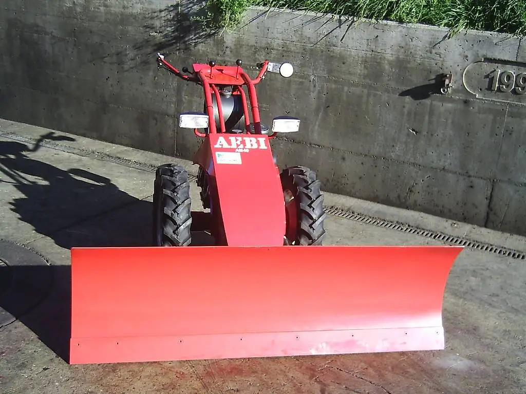 Motormäher Aebi AM40 mit Schneepflug