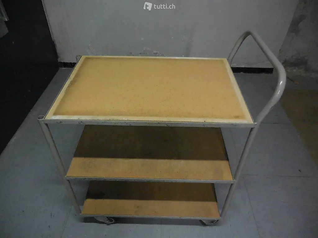 Chariot à 3 plateaux, les plateaux peuvent être enlevés