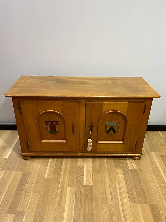 Anrichte / Sideboard aus Nussbaumholz mit dekorativen Wappen