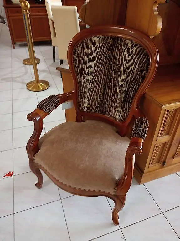 Lässiger Sessel / Stuhl mit Leopardenprint