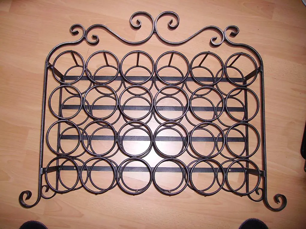 Kunstvoll dekorierter Weingestell aus Schmiedeisen.