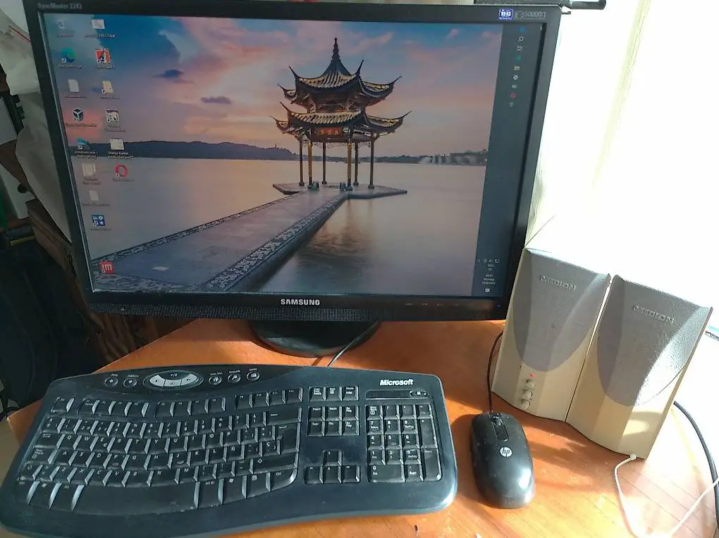 Funktionstüchtiger PC mit kompletten Zubehör