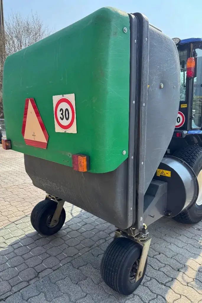 Laub-Grasaufnahmegerät mit Hochentleerung Matev