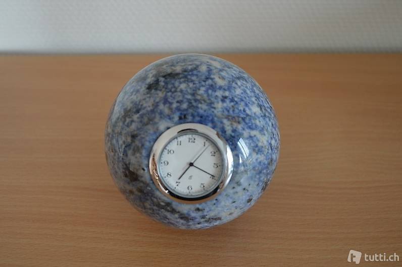 Uhr in Granitkugel