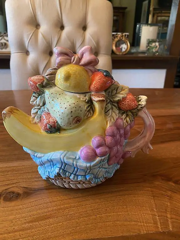 Vintage Teekanne von Heritage Mint Ltd. Korb mit Früchten
