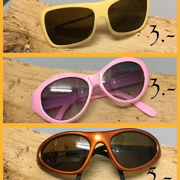 Verschiedene Sonnenbrillen für kleinere Kinder