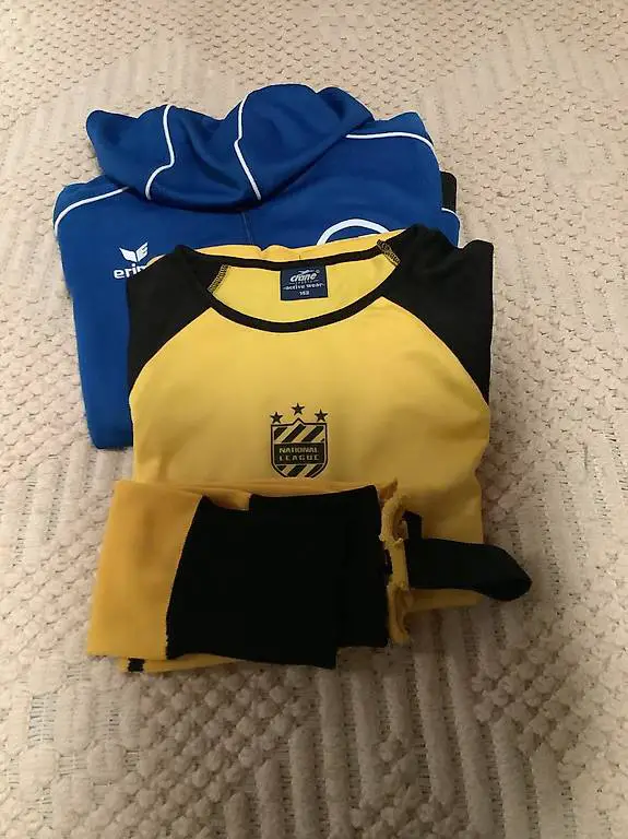 Trainerjacke, FC-Leibchen und Stulpen, Gr. 152