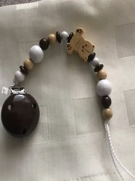 Selbstgemachte Nuggikette mit Bär Motiv