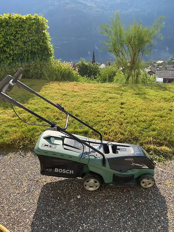 Tondeuse à gazon Bosch Rotrak 36-555 avec batterie et charge