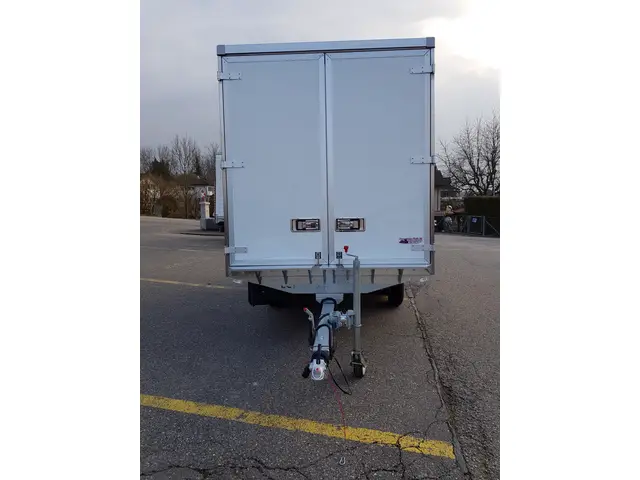 KLAESI, Durchlader, Kunststoffkoffer isoliert