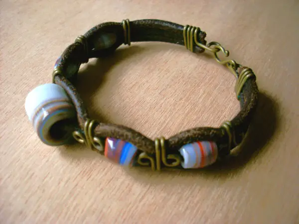 Bracelet en cuir avec différentes perles