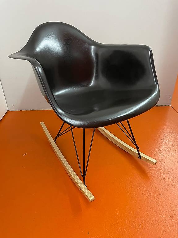 Eames Fiberglas Schaukelstuhl schwarz