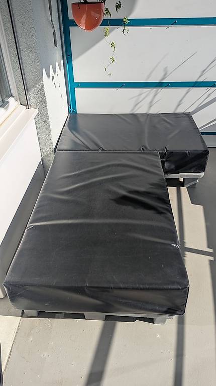Paletten Sofa mit wasserfest kissen