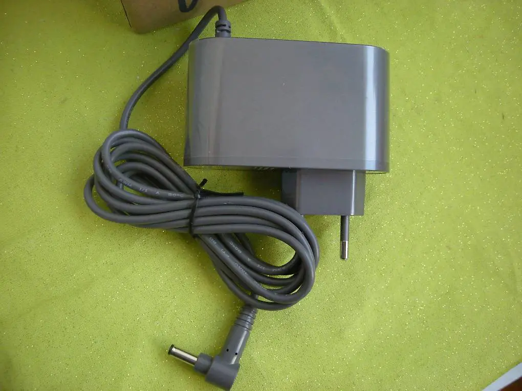 Dyson Akkuladekabel Fabrikneu für V-6 V-7 V-8 DC- 62 Model