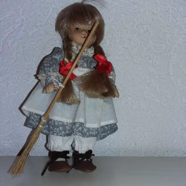 Steh- Porzellanpuppe "Klein Heidi" 19 cm mit Besen