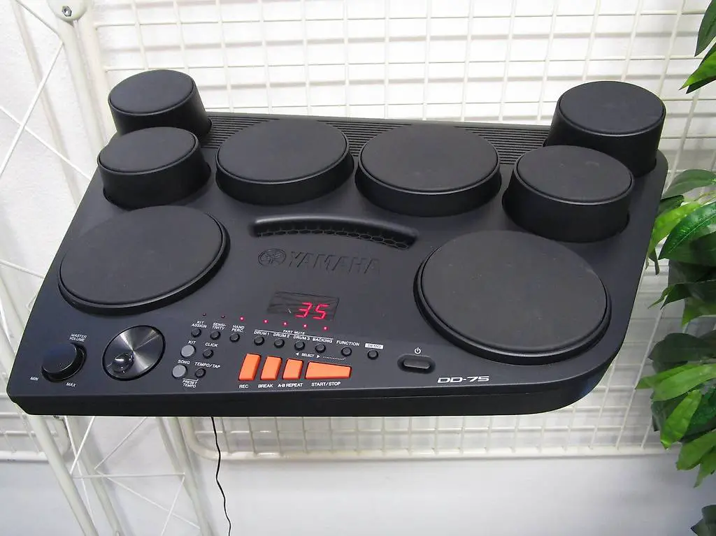 e-drum yamaha fabrikneu, spielbar mit sticks und von hand