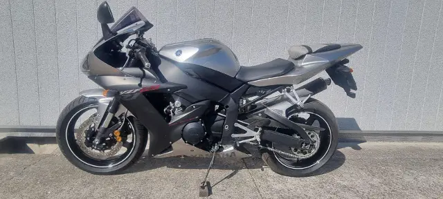 YAMAHA R1