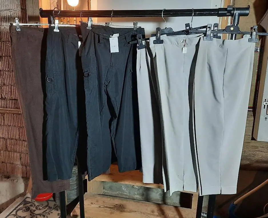 Restposten Neuware Damenhosen Dreivirtel 15Stk. (à 6.- Stk.)