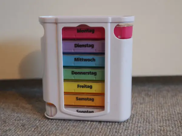 Pillenbox in Regenbogenfarbe - für 7 Tage