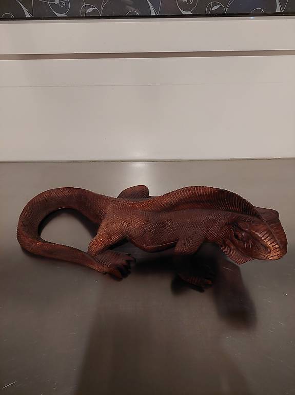 Sehr schöner Leguan aus Holz