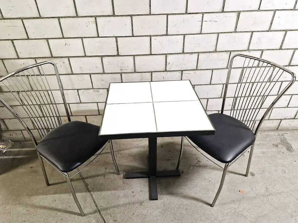 Bistrotische mit 2 Stühlen