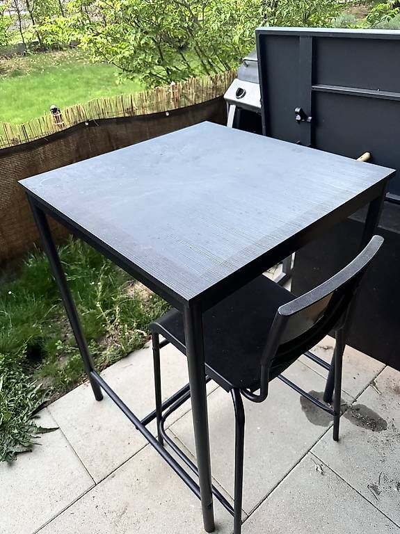 Bartisch mit Stuhl