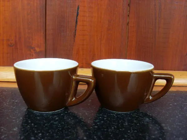 2 Anciennes tasses à mocca - Event. vaisselle Roessler.