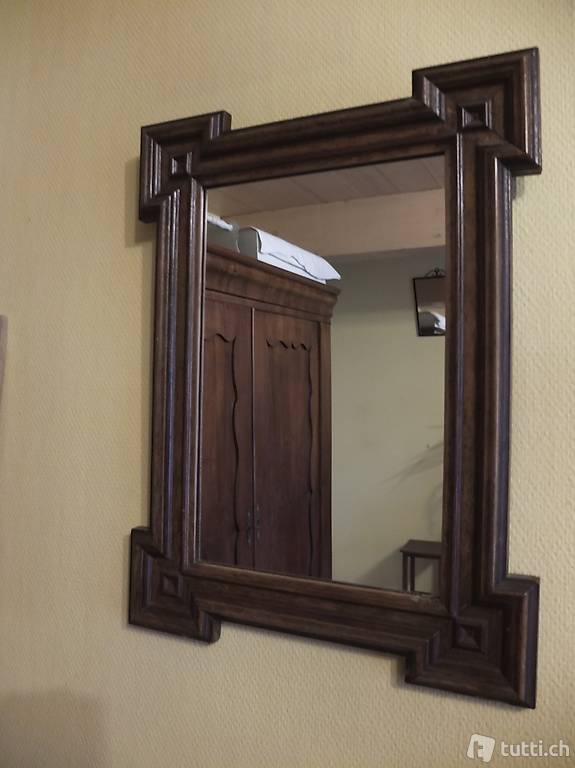 toller alter Spiegel in einem Holzrahmen
