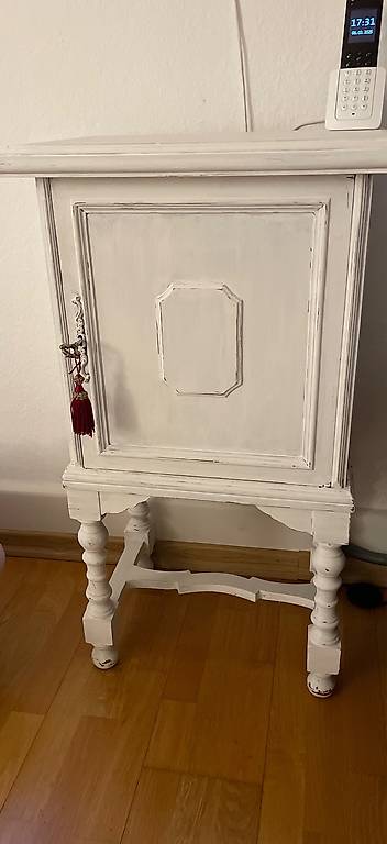 Schöner Nachttisch/ Kommode