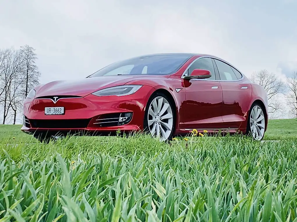 Tesla Model S mit free Supercharging in Top Zustand