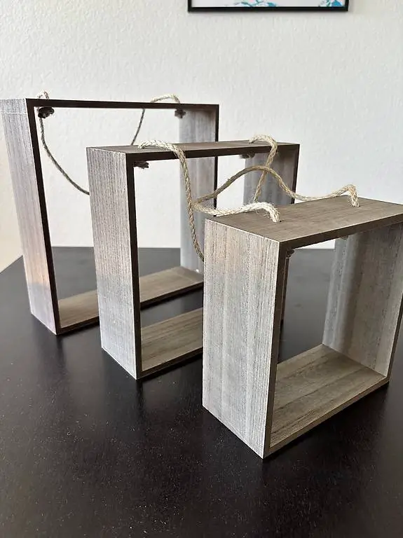 Hängeregal aus Holz neuwertig