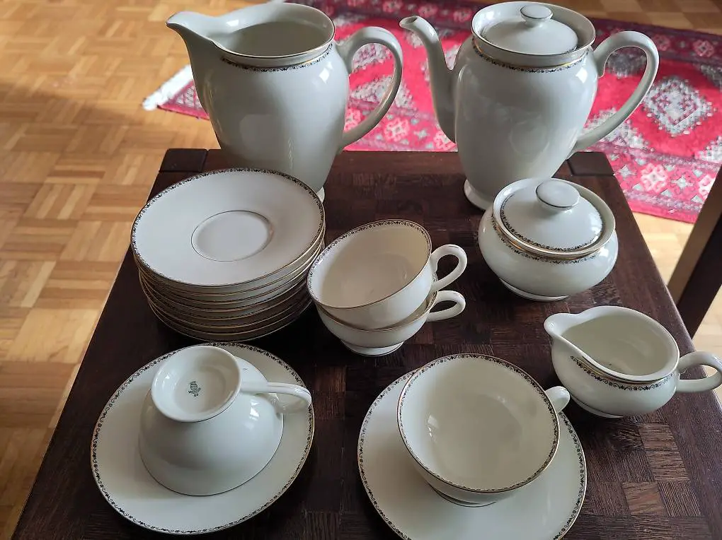 Langenthaler Porzellan Kaffeegeschirr mit Goldrand