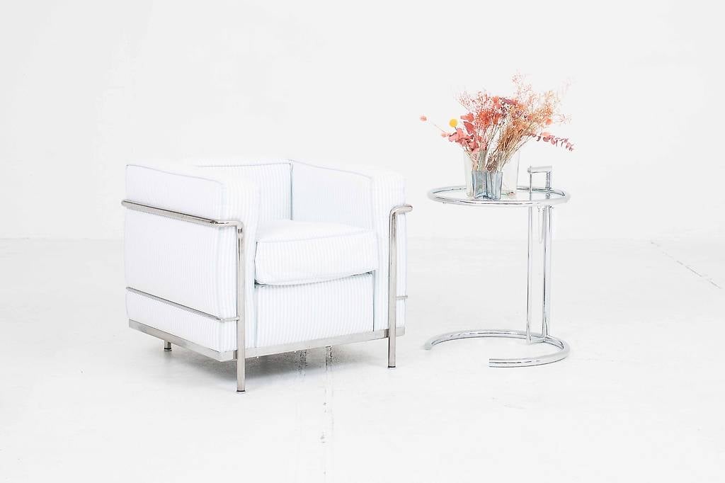 Cassina LC2 Sessel von Le Corbusier mit blau-weissem Stoff
