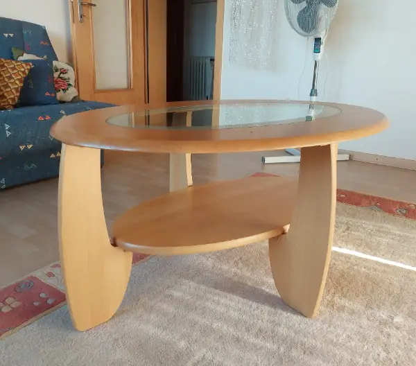 Ovaler Couchtisch helles Holz mit Glaseinsatz