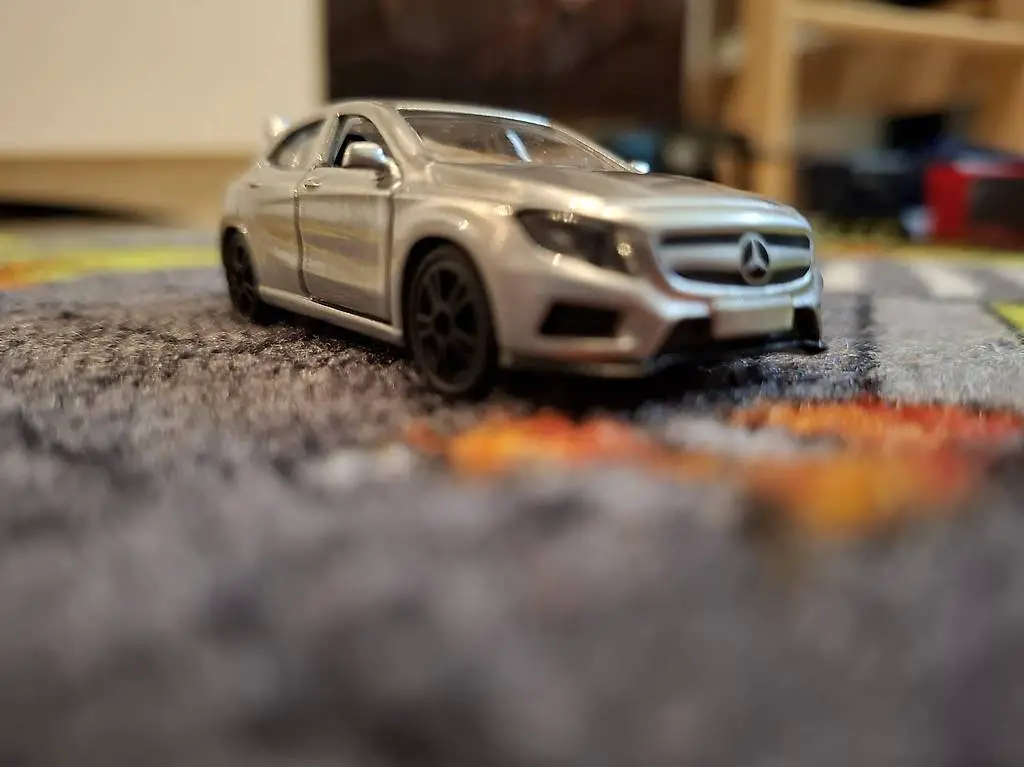 Rennwagen mit Begleitautos