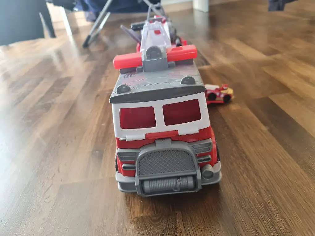 Feuerwehrauto läuft mit Batterie