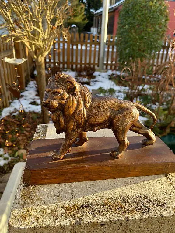 Löwe als Zinkguss-Skulptur bronziert auf Holzsockel